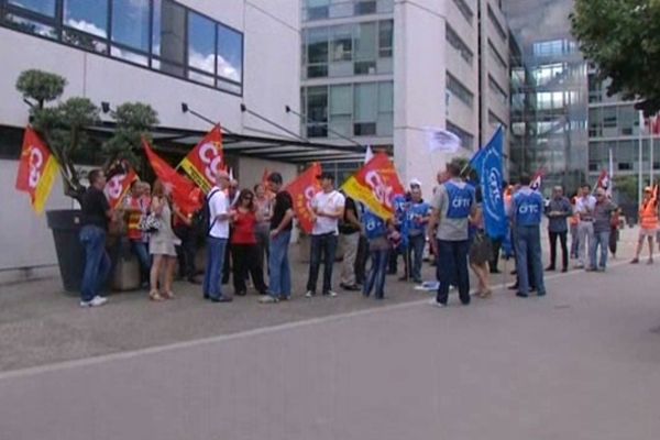 Les syndicats devant le siège mondial de Sanofi à Lyon.C'était début juillet 2012.  