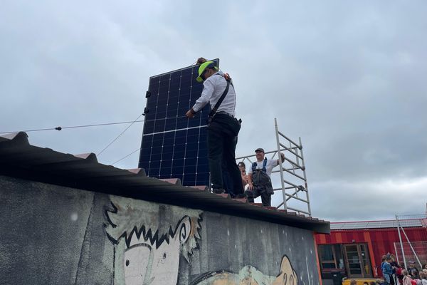 350 panneaux photovoltaïques ont été installés sur cinq bâtiments municipaux à Volstroff (Moselle).