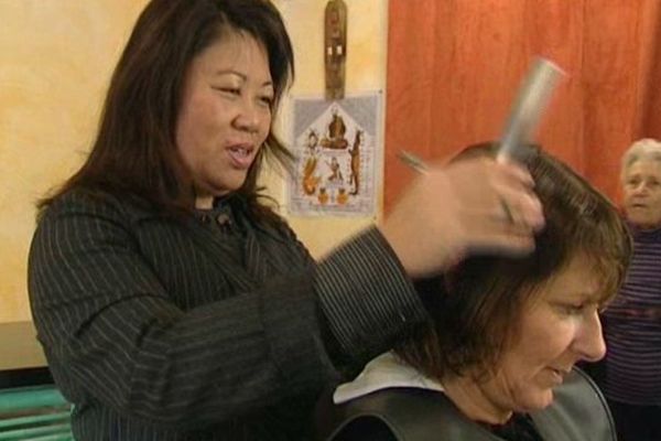 Douang Thepbouaheuang a ouvert son salon de coiffure mixte à Fabrègues, dans l'Hérault, grâce à ses clientes. 