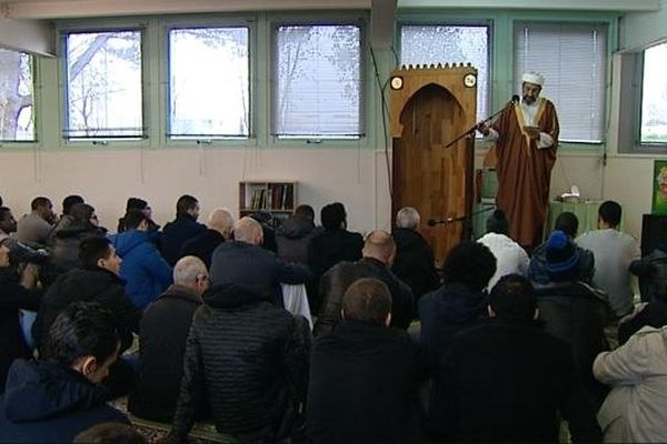 Les musulmans rassemblés au centre cultuel de Quetigny pour prier, ce vendredi 16 janvier.