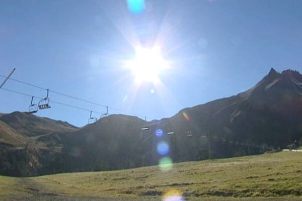 Mise à part un mardi pluvieux, les prévisions météo pour le reste de la semaine sont bonnes. Certains en profitent pour se rendre au Puy de Sancy.