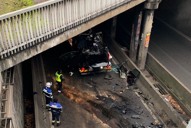 Accident Dans Le Quartier Perrache A Lyon Une Voiture Fait Une Chute De 8 Metres