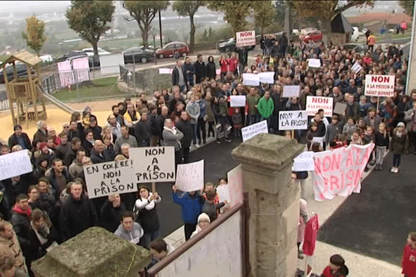 Les opposants au projet manifestaient déjà le mois dernier contre l'installation de cette prison dans une commune de 1.600 habitants.