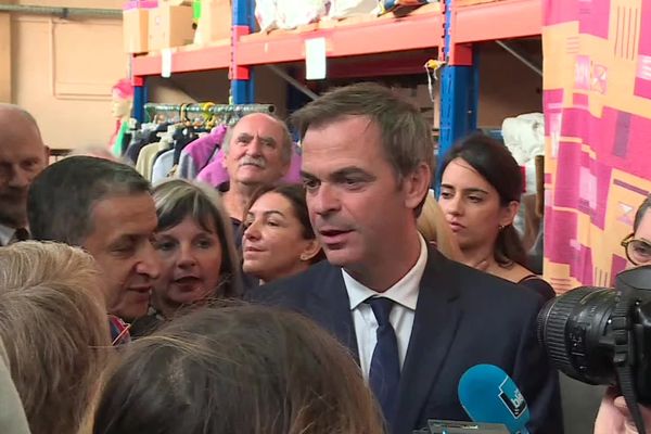 Le porte-parole du gouvernement et ministre en charge du Renouveau démocratique, Olivier Véran en visite au à Hayange (Moselle) vendredi 13 octobre.