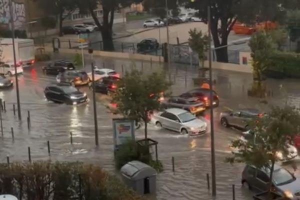 De nombreuses rues de Marseille ont été rapidement inondées, avec des voitures immergées, voire noyées dans certains secteurs, ce 8 octobre 2024.