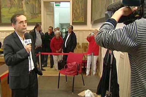 Béziers (Hérault) - Robert Ménard à la mairie commente les résultats du FN devant les caméras de France 3 -  22 mars 2015.