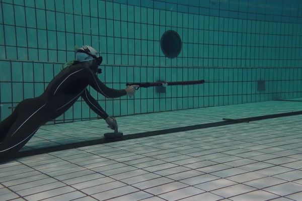 Yohann Belpré, champion de France en combiné de tir sur cible subaquatique, à l'entraînement dans la piscine de Bréquigny à Rennes.