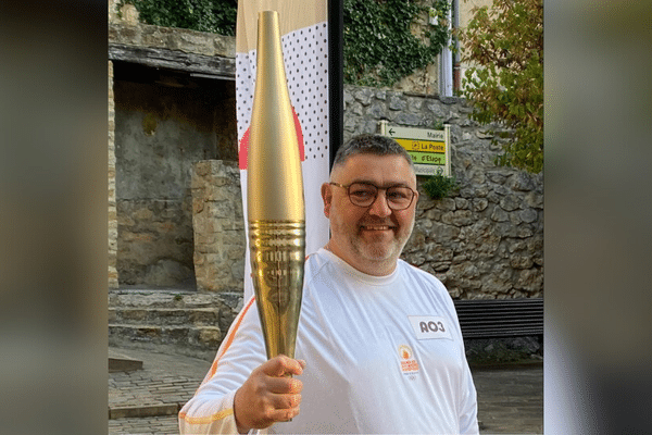 Vincent Barges avec la flamme olympique, le 16 mai 2024.