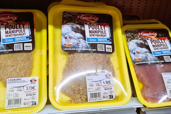 Les militants ont collé des stickers sur les produits de la marque LDC pour dénoncé les conditions d'élevage des poulets.