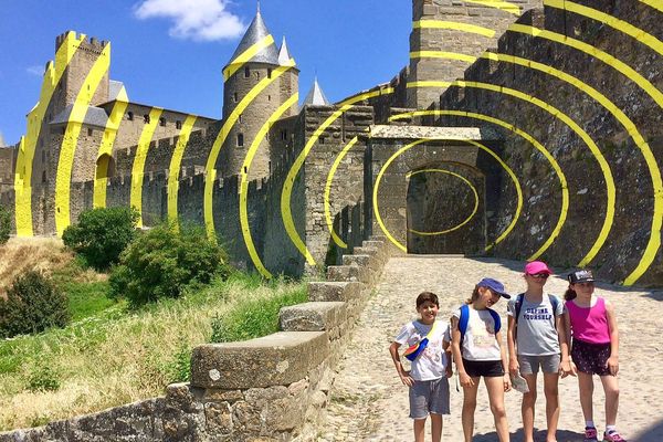 Carcassonne - l'oeuvre de Felice Varini sur les murs de la Cité médiévale - juillet 2018.