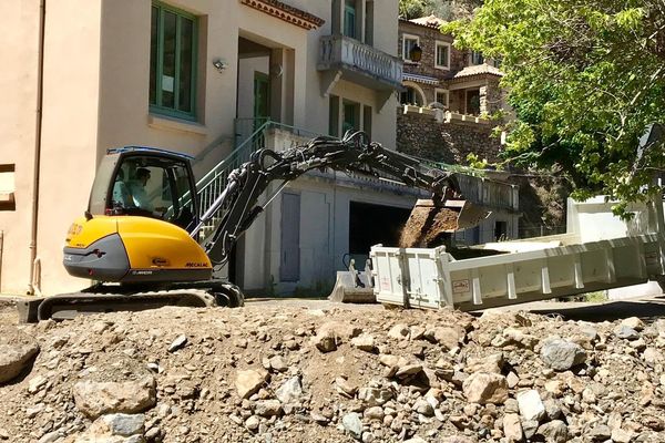 Les travaux de dépollution ont commencé dans la cour de l'école de Lastours dans l'Aude. Des taux d'arsenic 15 fois supérieurs à la normale ont été retrouvés après les inondations d'octobre 2018 - 13/05/2019