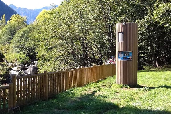 Un Totem en bois a été installé sur la berge du ruisseau Vicdessos en Ariège pour prévenir les vacanciers des risques de la montée des cours d'eau.