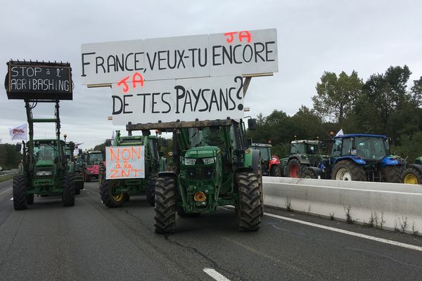 Des centaines de tracteurs bloquent l'autoroute A4 mardi 8 octobre. 