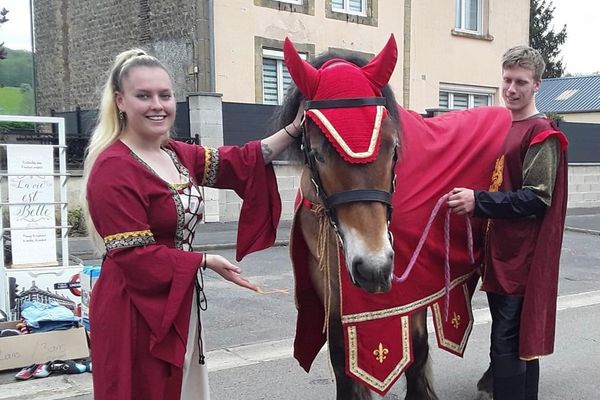 Marceau et ses propriétaires en habits médiévaux sont bien connus les villages alentours