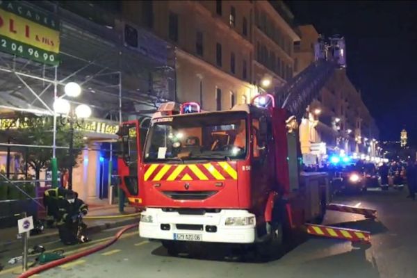 Les pompiers de Nice en intervention devant l'hôtel.