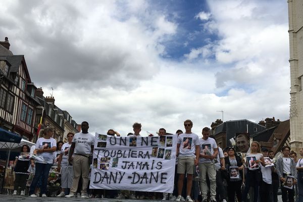 Plus de 400 personnes ont marché dans les rues de Pont-Audemer le jeudi 8 août 2019 en mémoire de Dany Lefrançois.