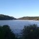 Le lac de Guerlédan dans son écrin de verdure.