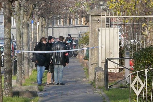 devant l'école Jean-Perrin, à Aubervilliers.