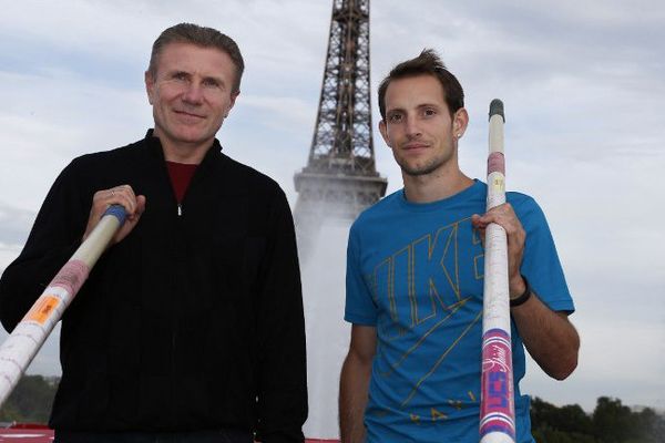 Sergueï Bubka et Renaud Lavillenie, le 27 juin 2014 lors d'une exhibition à Paris.