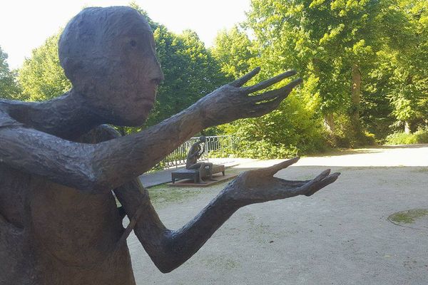 Des statues fantomatiques ont investi les jardins du musée de Tessé.