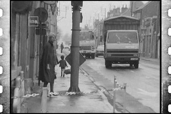 Une route de Chevilly (Loiret) en 1976, encombrée par les camions