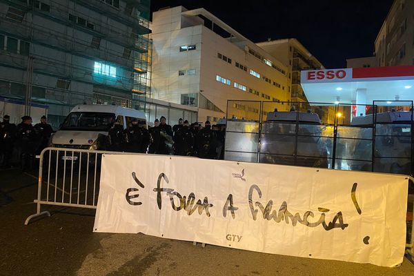 Un rassemblement s'est tenu lundi 5 décembre devant le commissariat de Bastia.