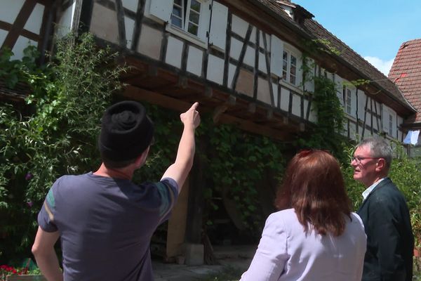 L'ancien pigeonnier sert aujourd'hui de logement à Jean-Marc Muller (à gauche)