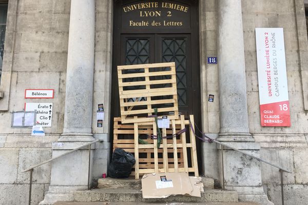 Aucun accès n'est possible ce matin sur le quai Claude Bernard, le site lyonnais de Lyon 2