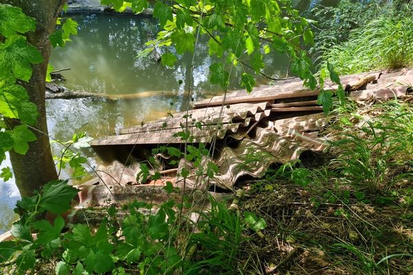 Une quinzaine de plaques de fibrociment ont été découvertes près d'un plan d'eau fréquenté par les pêcheurs.