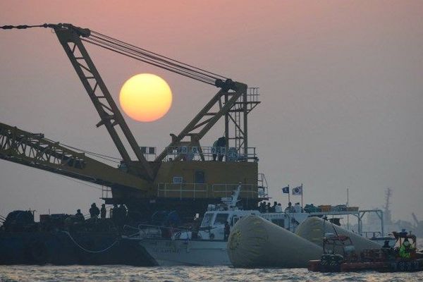 22 avril 2014: intervention d'équipes de secours après le naufrage du Sewol en Corée du Sud

