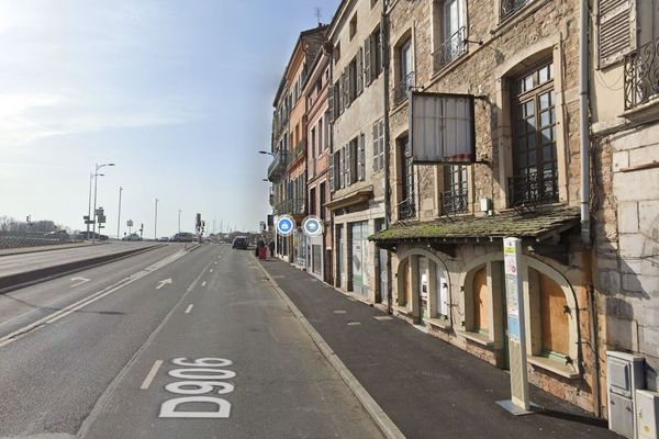 Les faits se sont déroulés devant le bar associatif, Local Libertaire, situé sur le quai Jean Jaurès à Mâcon.