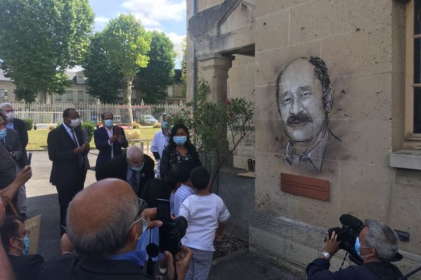 Le street-artist C215 a dévoilé un portrait du défunt médecin, peint sur l'hôpital de Soissons.