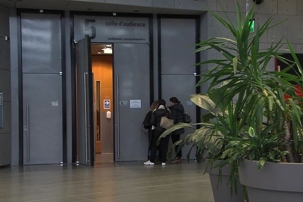 Un jeune homme de 19 ans était jugé le 8 janvier 2024 devant le tribunal correctionnel de Grenoble pour avoir agressé plusieurs membres du personnel d'un collège de Corenc (Isère).