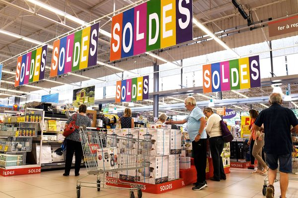 Les clients d'un supermarché lors du premier jour des soldes, en juin 2018 (image d'illustration)