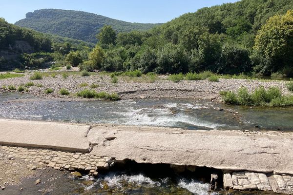 Des travaux d'urgence sont nécessaires après la rupture partielle de la retenue d'eau de Laroque (Hérault) survenue le 24 juillet 2024.