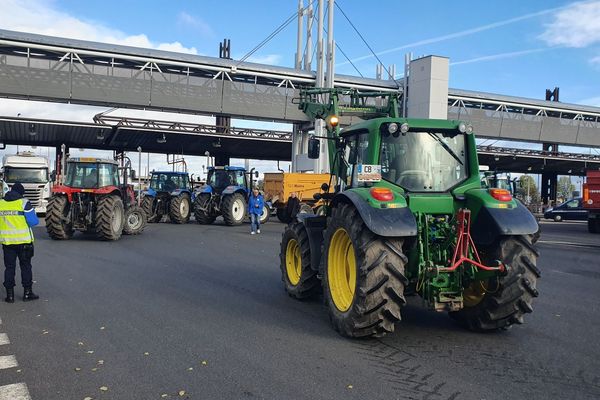 Une trentaine de tracteurs sont arrivés au péage de Gerzat, en périphérie de Clermont-Ferrand, ce mercredi 27 novembre.