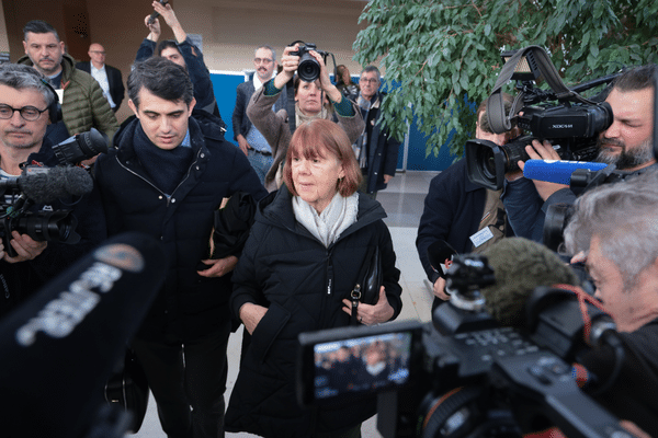 Gisèle Pelicot, à la sortie du tribunal d'Avignon, lundi, lors de la dernière journée d'audience avant que la cour se retire pour délibérer.