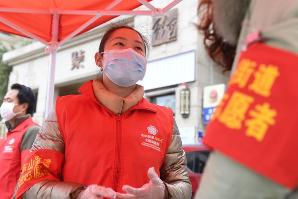 Une bénévole délivre des informations sur le coronavirus à Nanjing, à l'est de la Chine. Photo d'illustration.