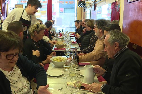 Le mâchon, traditionnel repas des canuts pris tôt le matin, postule pour être inscrit au patrimoine immatériel de l'UNESCO.