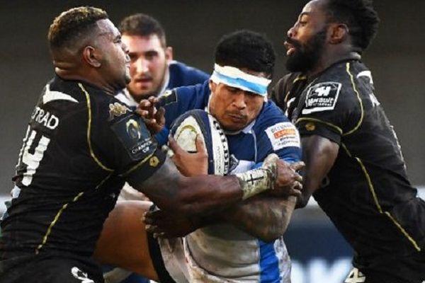 L'ailier Samoan de Castres David Smith stoppé par deux montpellierains