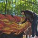 Sufyr, graffeur varois, met la dernière touche à la flamme olympique immortalisée sur le mur de l'école de Flassans-sur-Issole, où le relais passera vendredi 10 mai.