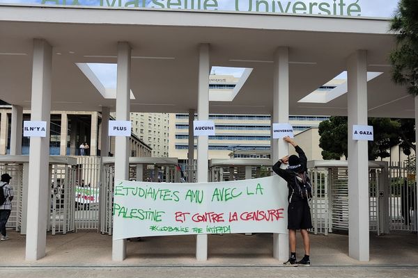 Ce lundi 6 mai, plusieurs dizaines d'étudiants ont défilé avec des banderoles devant les bâtiments de l'université Aix-Marseille, près de la gare Saint-Charles, en soutien aux victimes du conflit entre Israël et le Hamas.