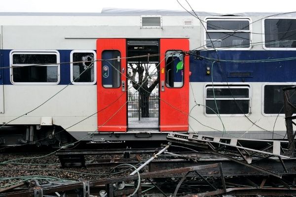 Un bloc de béton s'écrase sur la locomotive du RER C à Choissy-le-Roi le 20 décembre 2012