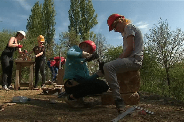 Des jeunes de Marly participent au chantier de restauration du Château de Miremont