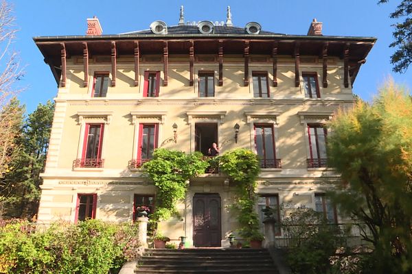 Les anciennes villas mexicaines de Barcelonnette, retrouvent une seconde jeunesse avec des utilisations atypiques, comme cette Villa Puebla devenue résidence d'artistes art déco et gîte.