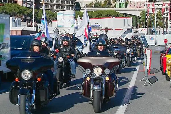 A midi, les membres du club Harley Davidson de Monaco, qui participe au Téléthon 2017, défilent pour rendre hommage à Johnny Hallyday