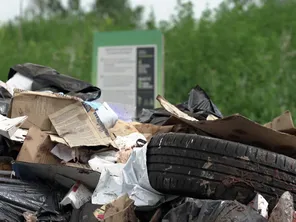 Bois, plastiques, papiers, cartons, caoutchoucs, déchets non inertes et de déchets de métaux s'entassent sur près de 1200 m3