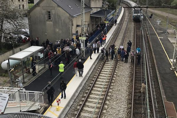 Manifestation sur les voies de la gare de Saint-Sébastien en Creuse