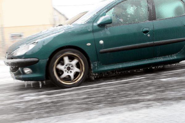 Prudence si vous devez circuler dans la nuit de vendredi à samedi 26 janvier, à l’est du département du Puy-de-Dôme. Météo France annonce en effet des pluies verglaçantes. Le Cantal et la Haute-Loire seront également concernés par cet épisode météorologique.