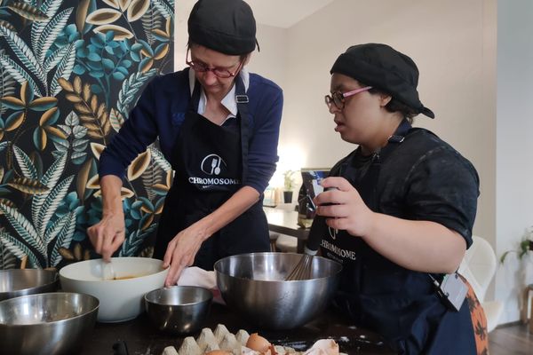 Le restaurant-atelier Chromosome - outil d'insertion pour de jeunes trisomiques - vient d'ouvrir ses portes à Saint-Etienne. Les premiers clients sont ravis. En cette période de Jeux paralympiques et de l'énorme succès du film "Un petit truc en plus", une pierre de plus pour construire un monde où tout le monde a une place.